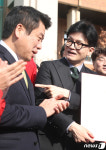 유의동 정책위원장 대화하는 한동훈 비대위원장
