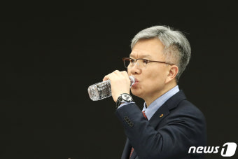 김택우 비대위원장 '목 타네'