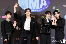 루시, 밴드계의 아이돌