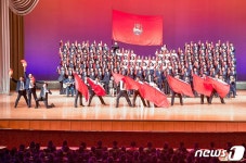 광명성절 경축 예술소조종합공연을 진행 중인 북한 성·중앙기관 예술단