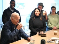 오하이오 양초 가게 들러 물 마시는 바이든 대통령