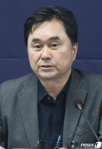 발언하는 김종민 최고위원