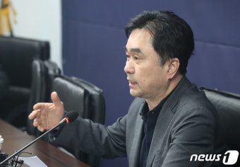 발언하는 김종민 최고위원
