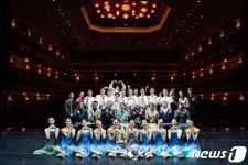 유니버설발레단 창단 40주년 기념 공연 관람한 유인촌 장관