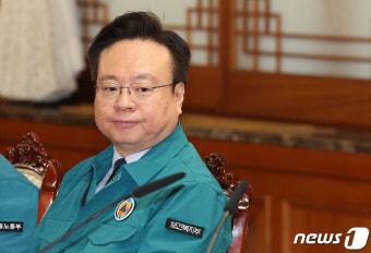 생각에 잠긴 조규홍 복지장관