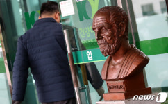 히포크라테스 동상 놓인 의과대학