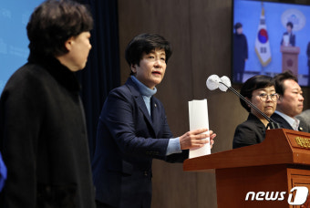 탈당 기자회견 마친 김영주 국회부의장
