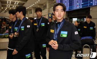 '깜짝 금메달'에 세리머니도 못한 김우민 