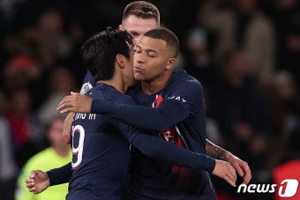 이강인 챙긴 PSG 음바페 
