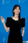 베를린 영화제 레드 카펫서 포즈 취하는 배우 김승윤