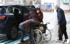 강제 퇴원하는 환자
