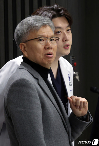 대화 나누는 김택우 비대위원장과 박단 회장