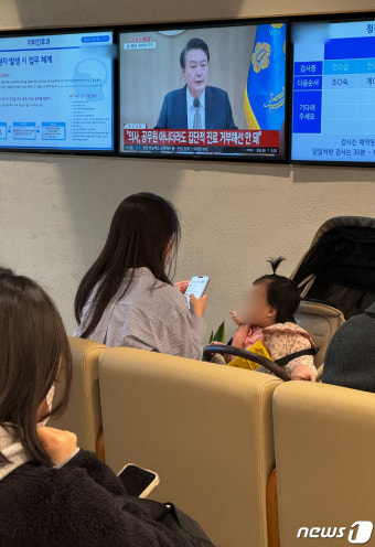 대형병원에서 윤석열 대통령 의사 집단행동 관련 발언 듣는 보호자들