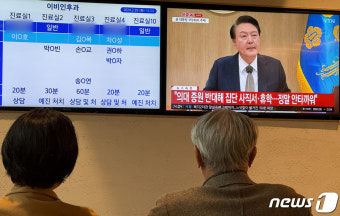 의사 집단행동 관련 윤 대통령 입장 지켜보는 환자와 보호자