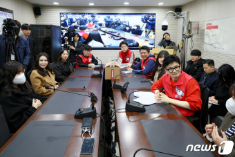 인사 나누는 한동훈 비대위원장