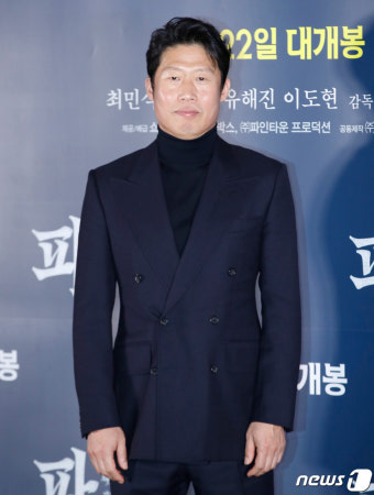 유해진 '파묘'서 장의사 변신