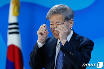 안경 고쳐쓰는 임혁백 공관위원장
