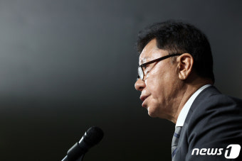 1차 회의 후 브리핑 하는 정해성 위원장