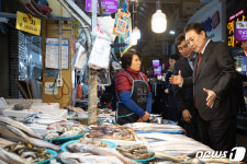신정시장 상인과 대화하는 윤 대통령