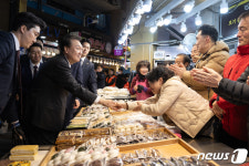 윤 대통령, 울산 신정시장 방문