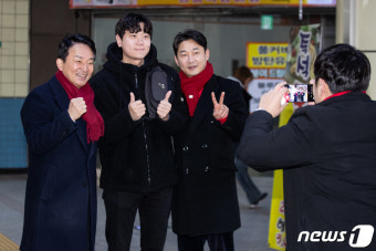 출근길 시민과 기념 촬영하는 원희룡·이천수