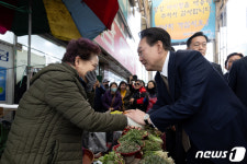 마산어시장 찾은 윤석열 대통령