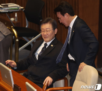 김민석 의원과 대화하는 이재명 대표