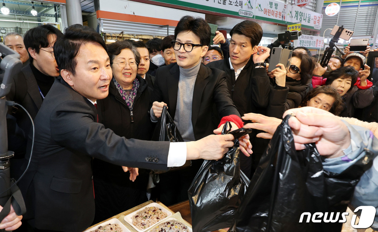 한동훈-원희룡 국민의힘 당대표 후보들, 선관위 제재에 불복하며 공방 격화