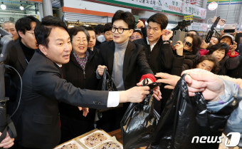 정월대보름 앞두고 오곡밥 구입하는 원희룡과 한동훈