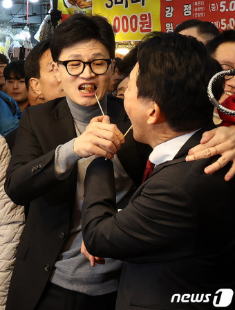 한동훈·원희룡 '서로 닭강정 먹여주는 사이'