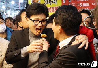 계룡산전통시장 찾은 한동훈과 원희룡