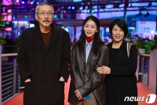 베를린 영화제 레드카펫의 홍상수와 배우 김승윤