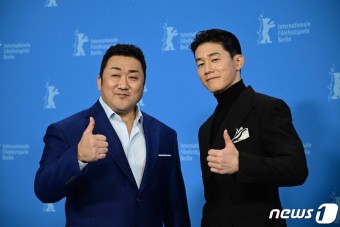 '범죄도시4' 포토콜서 포즈 취하는 마동석과 김무열