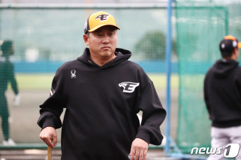 스프링캠프 훈련장의 최원호 한화 감독