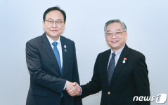 악수하는 정인교 통상본부장과 싱가포르 통상산업부 장관