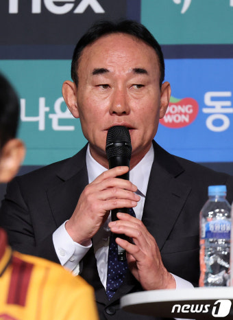 김학범 감독, 새로워진 제주 기대하세요