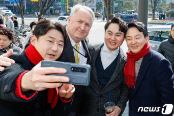 인요한·이천수와 계양구 인사 나선 원희룡