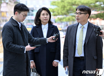'법카 의혹' 김혜경, 첫 재판 출석