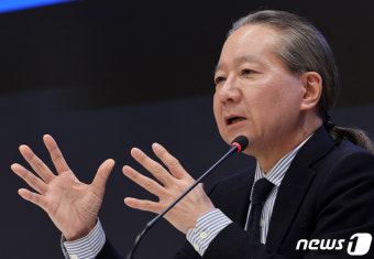 취재진 질문에 답변하는 주수호 의협 언론홍보위원장