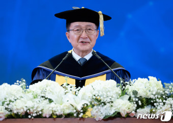 서울대학교 학위수여식 식사 하는 유홍림 총장