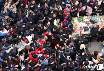 원주 자유시장 찾은 한동훈 비대위원장 '구름 인파'