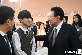 민생토론회 참석자들과 인사하는 윤 대통령