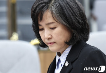 자리에 앉는 신숙희 대법관 후보자