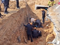 옥천서 우수관로 매설작업자 3명 3m 흙더미 매몰…40여분 만에 구조
