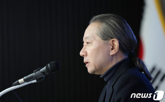 브리핑 하는 주수호 의협 홍보위원장