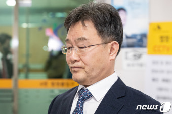 굳은 표정으로 법정 나서는 김만배씨