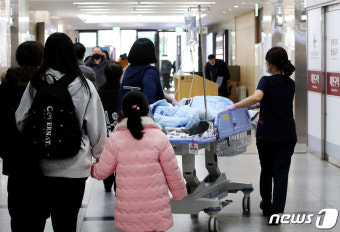 전공의 집단이탈 사태 지켜보며 애타는 보호자