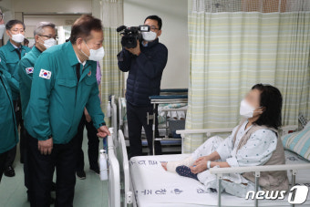 입원 환자와 대화하는 이상민 장관