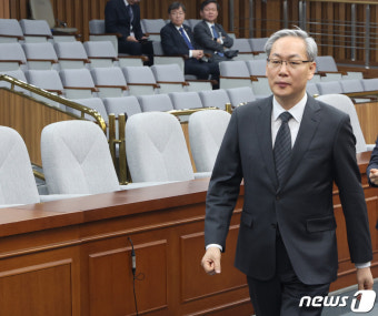 청문회장 들어서는 엄상필 대법관 후보자