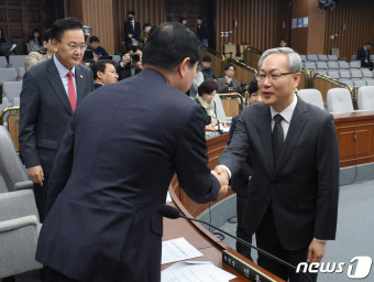 민홍철 위원장과 인사 나누는 엄상필 대법관 후보자